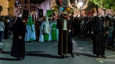 La Creu dels Improperis va encapçalar la processó pel nucli històric de la ciutat. Foto: Claudio Ianau