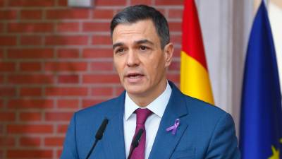 El jefe del Gobierno, Pedro Sánchez, durante unadeclaración institucional desde el Palacio de la Moncloa, en la que ha afirmado este martes que la nueva vicepresidenta tercera y ministra para la Transición Ecológica, Sara Aagesen, mantiene «el rigor, la profesionalidad y el conocimiento experto» de Teresa Ribera, y se ha felicitado por el nombramiento de ésta como vicepresidenta de la Comisión Europea a pesar de «infundios y maniobras». Foto: EFE