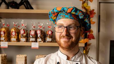 El pastelero Marc Garcia Llauradó de la Pastelería Velvet MGL de Tarragona. FOTO: ÀNGEL ULLATE