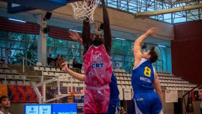 Ousmane Ndour anota en el partido ante el CB Santfeliuenc. foto: Guillot Dehon