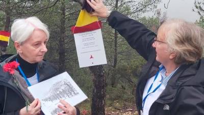 Filles de brigadistes internacionals descobrint noves plaques a la Fatarella. Foto: Associació Lo Riu