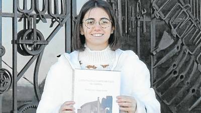 Gemma Magre, delante de la ermita. FOTO: cedida