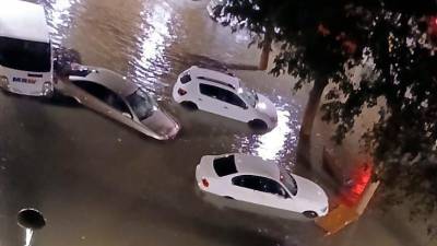 Coches aislados por el agua en El Serrallo. Foto: C.P.