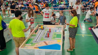 Clara y Martí compitiendo en la final nacional del WRO en Almería. FOTO: Cedida