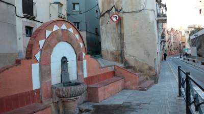 La primera fase serà al tram del carrer de Sant Francesc on hi ha la font de Sant Sebastià. foto: Roser Urgell