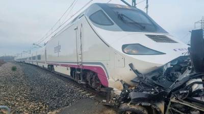 Imagen del accidente entre el tren y el turismo en Palencia. Foto: Subdelegación del Gobierno