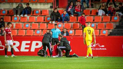 El jugador del Nàstic Nacho González es atendido de su luxación en el hombro en el mismo césped durante el partido ante el Sestao River. Foto: Nàstic/Gerard Sala