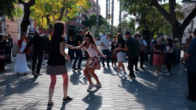 Durant el vermut swing del matí va actuar l’Escola de Ball Bàsic d’Alcover amb la música de DJ Loren DML Sound. Foto: Roser Urgell