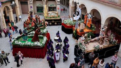 Els diferents misteris van restar exposats a la plaça del Blat de Valls a partir de les sis de la tarda. Foto: Roser Urgell