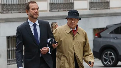 El exembajador de España en Venezuela Raúl Morodo a su llegada a la Audiencia Nacional en octubre de este año. Foto: EFE