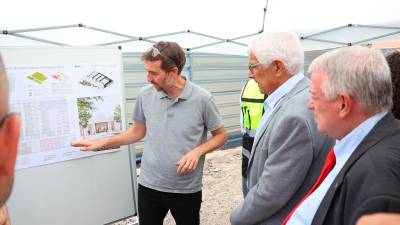 El conseller de Salut, Manel Balcells, i l’alcalde de l’Arboç, Joan Sans, ahir durant la visita a les obres del nou equipament. Foto: Roser Urgell