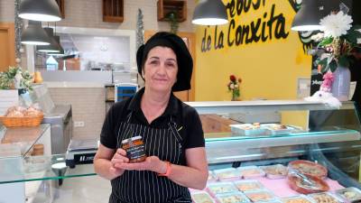 Conxita Leal amb la seva salsa de calçots al seu rebost, a Valls. Foto: Roser Urgell