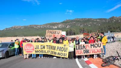 Vecinos de Lilla manifestándose por las grietas. Foto: Cedida