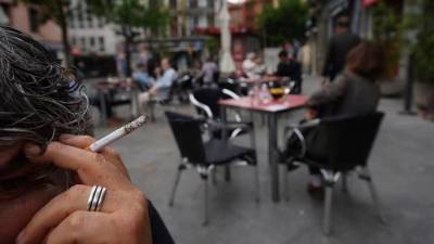 En el 19 % de los hogares españoles hay exposición al tabaquismo pasivo y en el 30 % de las casas, al menos una persona fuma. Foto: EFE