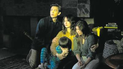 John Cho y Katherine Waterston son los progenitores de una familia aterrada por la IA. Foto: Sony Pictures