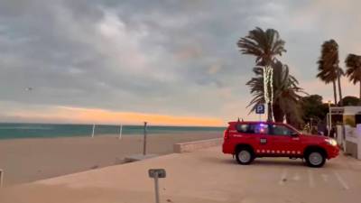 Los bomberos en el paseo de playa Cristall. Foto: Sebastián Linguido