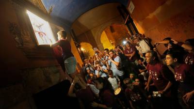 Moment en el que els membres de la Moixiganga canvien el mocador a la patrona de la ciutat. Es fa al vespre de cada 18 de setembre. FOTO: Pere Ferré