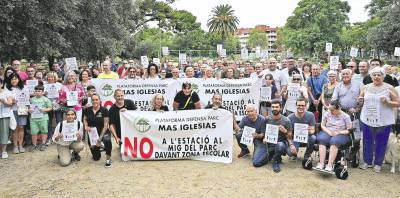 Más de 200 personas se reunieron ayer en el Parc de Mas Iglesias para firmar y unirse a la causa, para ‘salvar’ el parque. Foto: Alfredo González