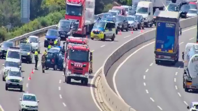 Bombers atendiendo el accidente. Foto: Trànsit