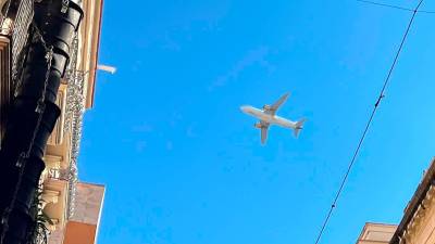 El avión a su paso por Reus. Foto: Alfredo González