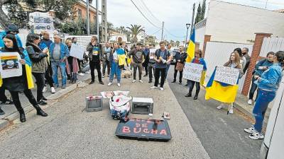 Ucranianos residentes en Catalunya convocaron una protesta frente a la casa del bloguero. FOTO: Cedida