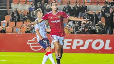 Pablo celebra un gol contra la Cultural en el Nou Estadi. FOTO: Nàstic