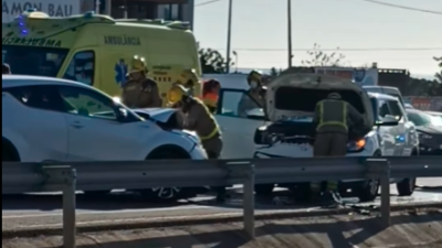 Servicios de emergencias trabajan en el accidente. Foto: Captura de vídeo de Facebook de Jorge Adrian Sarochar Risso