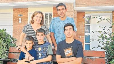 Meritxell Boj y Eugeni Cabré, con sus hijos Aleix, Ferran y Miquel, en Reus. foto: alfredo gonzález