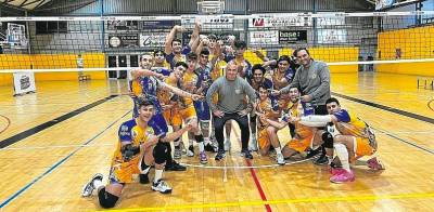 La plantilla del Volei Roquetes durante uno de sus últimos partidos de Superliga 2. Hoy se enfrenta al Textil Santanderina. foto: cedida