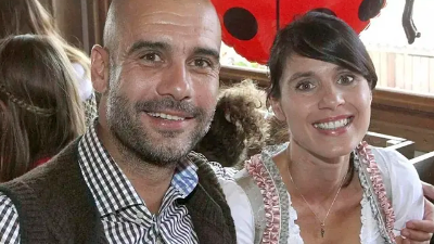 Guardiola, junto a Cristina Serra. Foto: EFE