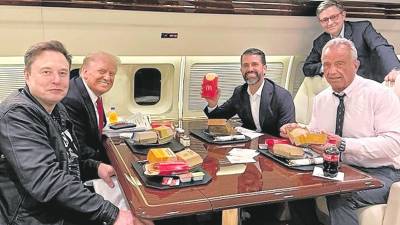 Elon Musk, Donald Trump padre y su hijo, RFK Jr. y Mike Johnson, en un avión durante la campaña electoral. FOTO: @DONALDTRUMPJR/X