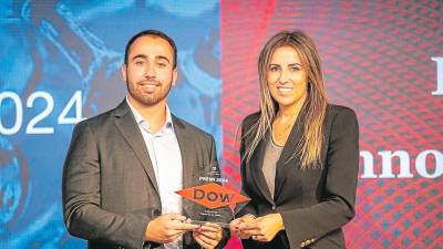 Eduard de las Heras y Raquel Fortes, durante el acto celebrado en Dow. foto: marc bosch