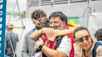 Rafa Flores y Núria Gil se abrazan en una prueba con la selección española. foto: cedida