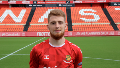 Carlos Vicente posa con la camiseta del Nàstic en la temporada 2020-2021. Foto: Nàstic