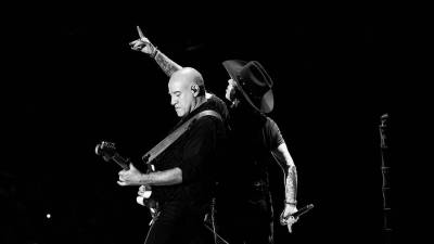 Jordi Mena, junto a Enrique Bunbury, en uno de los últimos conciertos en la gira americana. Foto; Jose Girl