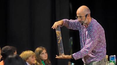 El catedrático Laureano Jiménez, durante una actividad divulgativa de la Semana de la Ciencia en la URV. Foto: URV