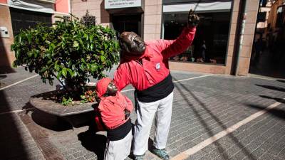 La escultura de l’Avi i la neta con la camisa de los Nens del Vendrell.