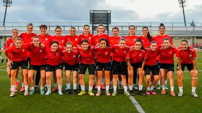 La plantilla del primer equipo femenino de la Fundació Futbol Base Reus durante un entrenamiento. Foto: Xavier Guix