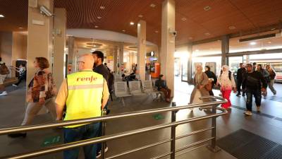 Trabajador de Renfe en la estación de Tarragona. Foto: Àngel Ullate