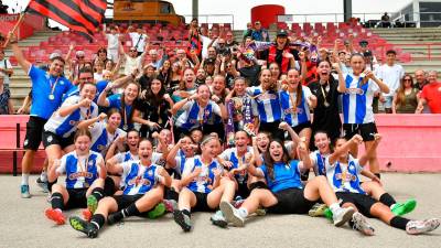 Las jugadoras del Reus celebran la conquista del Campeonato de Catalunya. Foto: Fundació Futbol Base Reus