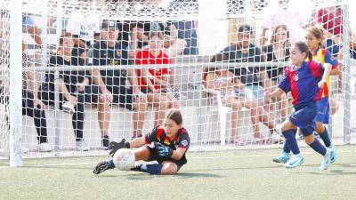 Parada de una portera a un disparo del Barça, ante la mirada de los espectadores.