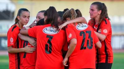 Las jugadoras de la Fundació Futbol Base Reus festejan un tanto esta pretemporada. Foto: Xavi Guix