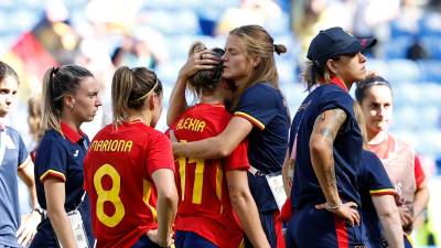 Alexia, consolada por Irene Paredes. FOTO. EFE