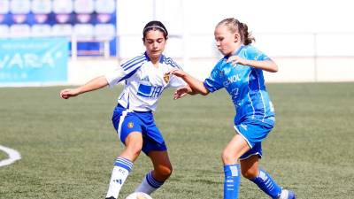 Pugna por el balón entre dos féminas del Cambrils Unió y el Zaragoza. foto: Cedida