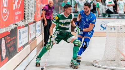 El jugador del Calafell, Sergio Miras, pugna la bola ante la oposición del defensor. Foto: FEDERACIÓ CATALANA PATINATGE