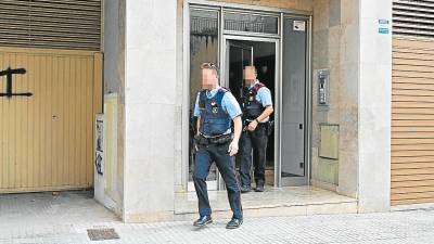 Mossos d’Esquadra saliendo del portal de un edificio de la ciudad de Reus, hace un mes. Foto: ALFREDO GONZÁLEZ/DT