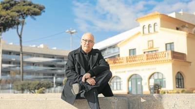 El escritor y filólogo Josep Bargalló Valls, en Torredembarra, de la que habla en ‘Del olvido a la memoria’. Foto: Àngel Ullate