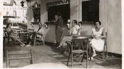 Familia Kontós y Faixó, creadores del bar Boia delante del mismo cuando solo era un chiringuito de madera. Foto: Cedida por Pere Vehí