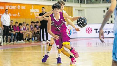 Yoel Boada conduce el balón ante Unicaja de Málaga. Foto: ACB