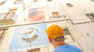 Las paredes del casco antiguo de Valls se nutren de fotografía documental hasta el 22 de diciembre. Foto; Àngel Ullate